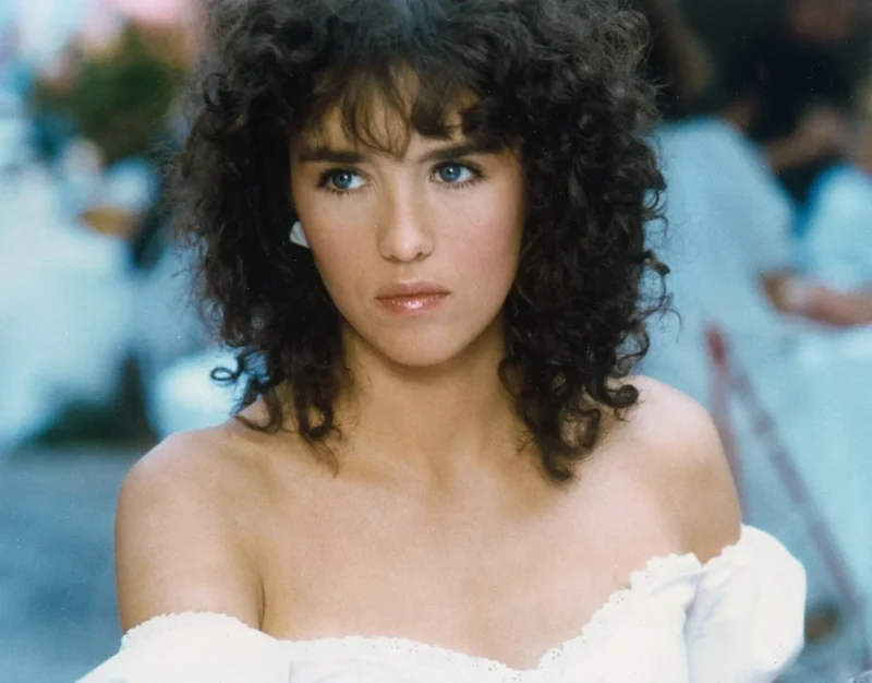 Rue de Paris et café au lever du jour pour une idée de célébration d'anniversaire dans un esprit cinéma