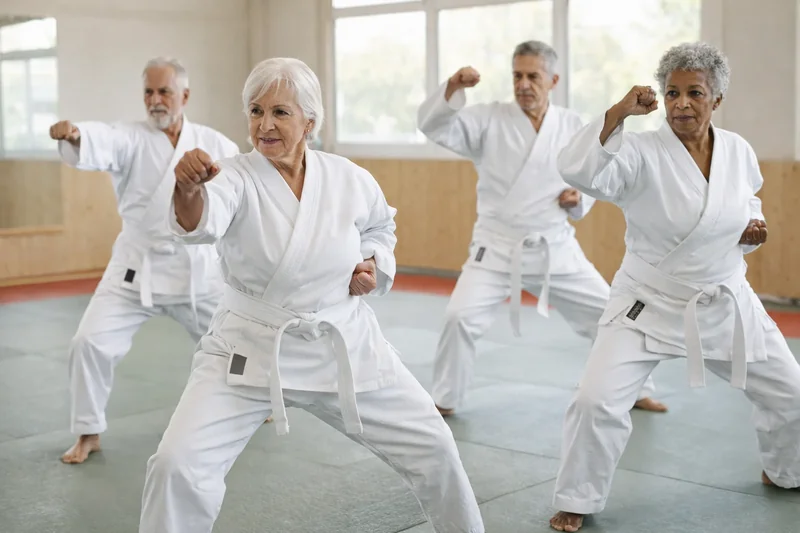 Groupe exécutant des mouvements de karaté