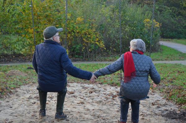 Couple seniors en promenade