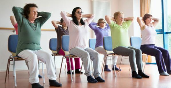 Yoga sur chaise pour seniors